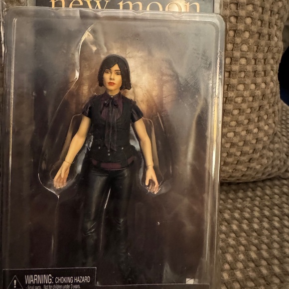 Twilight Action Dolls - Bella, Edward, Jacob (New Moon) and Alice (New Moon) - Picture 8 of 10